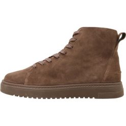 Filippa K M. JACOB HIGH Sneakersy wysokie greige. Pomarańczowe sneakersy męskie marki Filippa K, bez wzorów, ze skóry, bez zapięcia. W wyprzedaży za 683,40 zł.
