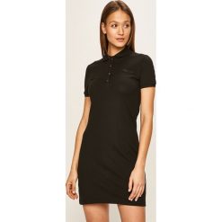 Lacoste - Sukienka. Czarne sukienki damskie Lacoste, na co dzień, bez wzorów, z bawełny, casualowe, bez kołnierzyka, z krótkim rękawem, krótkie, mini, proste. W wyprzedaży za 539,90 zł.