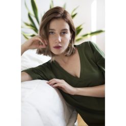FOREST V-neck Tee. Żółte t-shirty damskie Pakamera, bez wzorów, z dekoltem w serek. Za 118,00 zł.