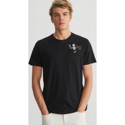 T-shirt z drobnym nadrukiem - Czarny. Czarne t-shirty męskie Reserved, s, z nadrukiem, bez kołnierzyka. Za 39,99 zł.