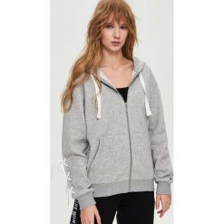 Bluzy rozpinane damskie: Bluza z ozdobnym wiązaniem - Jasny szar