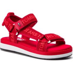 Sandały TOMMY JEANS - Mesh Webbing Sporty Sandal EN0EN00568 Tango Red 611. Czerwone klapki damskie marki Tommy Jeans, bez wzorów, z jeansu, bez obcasa. Za 399,00 zł.