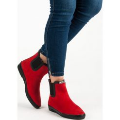 ZAMSZOWE KALOSZE DAMSKIE - odcienie czerwieni. Czerwone kalosze damskie marki KYLIE, z zamszu. Za 69,90 zł.
