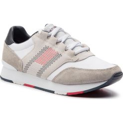 Sneakersy TOMMY HILFIGER - Corporate Material Mix Runner FM0FM02056 White 100. Białe sneakersy męskie TOMMY HILFIGER, na co dzień, bez wzorów, z zamszu, eleganckie, bez zapięcia. Za 399,00 zł.