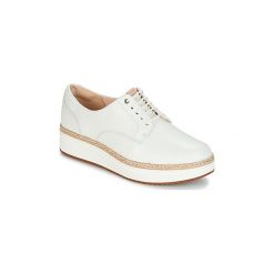 Derby Clarks TEADALE RHEA. Białe półbuty damskie marki Clarks, bez wzorów, bez obcasa, bez zapięcia. Za 391,20 zł.
