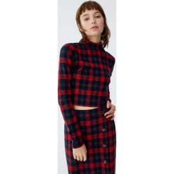 Koszulka w kratkę z długim rękawem. Czerwone t-shirty damskie marki Pull&Bear, w kratkę. Za 69,90 zł.