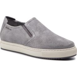 Tenisówki STRELLSON - Evans 4010002612 Light Blue 401. Szare półbuty męskie Strellson, na co dzień, bez wzorów, z zamszu, eleganckie, bez zapięcia. W wyprzedaży za 229,00 zł.
