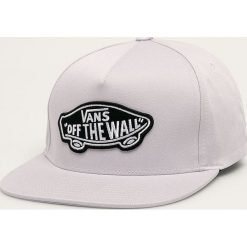 Vans - Czapka. Fioletowe czapki męskie Vans, z aplikacjami, z bawełny. W wyprzedaży za 59,90 zł.
