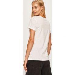 Calvin Klein Jeans - T-shirt. Białe topy damskie Calvin Klein Jeans, s, z nadrukiem, z bawełny, z okrągłym kołnierzem. Za 129,90 zł.