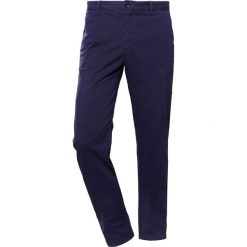 PS by Paul Smith MENS SLIM FIT Chinosy dark blue. Niebieskie bez kategorii marki PS by Paul Smith, z bawełny. W wyprzedaży za 468,30 zł.