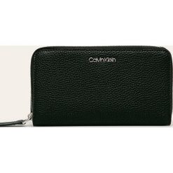 Calvin Klein - Portfel. Pomarańczowe portfele damskie Calvin Klein, bez wzorów, ze skóry ekologicznej. W wyprzedaży za 299,90 zł.