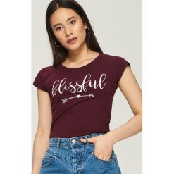 Bawełniany t-shirt z nadrukiem - Bordowy. Czerwone t-shirty damskie marki Sinsay, m, z nadrukiem, z bawełny. Za 9,99 zł.