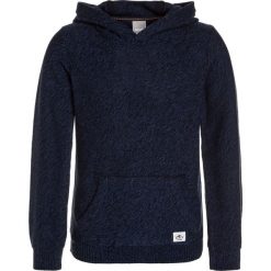 Bench HOODED OVERHEAD Bluza z kapturem dark navy blue. Niebieskie bluzy męskie Bench, z bawełny, z kapturem. W wyprzedaży za 135,85 zł.