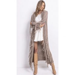 Kardigan z frędzlami do kostek mocca. Swetry damskie e-margeritka.pl, bez wzorów, z wełny, eleganckie, z krótkim rękawem, krótkie, z kapturem. Za 294,99 zł.