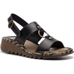 Sandały FLY LONDON - Tacofly P500950000 Black. Czarne klapki damskie Fly London, bez wzorów, ze skóry, bez obcasa, na obcasie. W wyprzedaży za 289,00 zł.