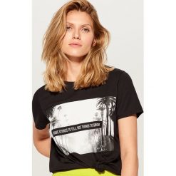 Koszulka z hasłem - Czarny. Czarne t-shirty damskie marki Mohito, s. Za 49,99 zł.