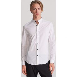 Koszula super slim fit ze stójką - Biały. Białe koszule męskie Reserved, s, bez wzorów, ze stójką, bez rękawów. Za 89,99 zł.