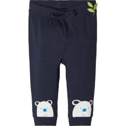 Spodnie dresowe "Somer" w kolorze granatowym. Niebieskie spodnie niemowlęce name it boys, z aplikacjami, z bawełny. W wyprzedaży za 35,95 zł.