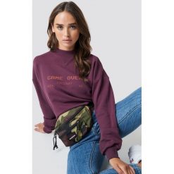 NA-KD Bluza Game Over - Purple. Fioletowe bluzy damskie NA-KD, z nadrukiem, z bawełny, z długim rękawem, długie, bez kaptura. W wyprzedaży za 80,97 zł.