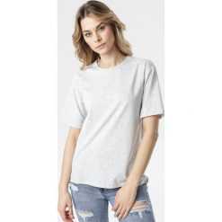 Jasnoszary T-shirt Crialacia. Szare bluzki damskie Born2be, s, bez wzorów, bez kołnierzyka. W wyprzedaży za 54,99 zł.