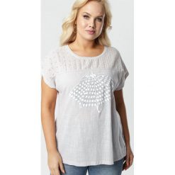 Szara Bluzka Corilise. Szare bluzki damskie Born2be, xl, z nadrukiem, z dzianiny, z okrągłym kołnierzem, z krótkim rękawem. Za 69,99 zł.