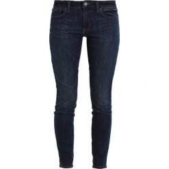 GAP Jeansy Slim Fit medium wash. Niebieskie jeansy damskie relaxed fit marki GAP. Za 209,00 zł.