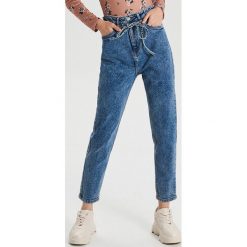 Jeansy straight z paskiem - Niebieski. Niebieskie jeansy damskie Cropp. Za 119,99 zł.
