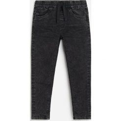 Jeansy carrot fit -. Jeansy męskie Reserved, bez wzorów. Za 69,99 zł.