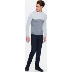 Sweter męski z dekoltem w serek z przędzy w dwóch kolorach. Szare swetry męskie Top Secret, na zimę, xxl, bez wzorów, z dzianiny, klasyczne, z dekoltem w serek, bez kaptura. W wyprzedaży za 29,99 zł.
