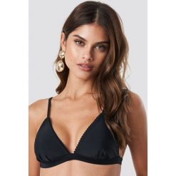 NA-KD Swimwear Góra bikini z koronką - Black. Czarne bikini NA-KD Swimwear, w koronkowe wzory. Za 72,95 zł.