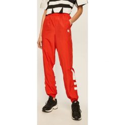 Adidas Originals - Spodnie. Czerwone spodnie damskie adidas Originals, z tkaniny. Za 249,90 zł.
