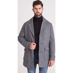 PŁASZCZ GUESS. Szare płaszcze męskie Guess, xxl, z aplikacjami. Za 449,50 zł.