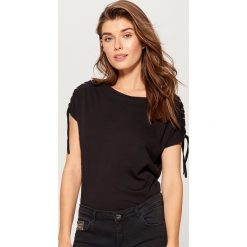Bawełniana koszulka z wiązaniami - Czarny. Czarne t-shirty damskie marki Mohito, s, z bawełny. W wyprzedaży za 29,99 zł.