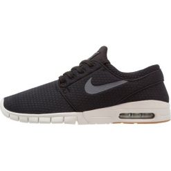 Nike SB STEFAN JANOSKI MAX Tenisówki i Trampki black/dark grey/medium brown/light bone. Czarne trampki męskie marki Nike SB, z tworzywa sztucznego. W wyprzedaży za 374,25 zł.