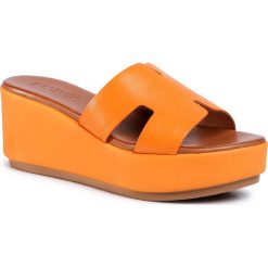 Klapki INUOVO - 123039 Orange. Pomarańczowe klapki damskie Inuovo, bez wzorów, ze skóry, bez obcasa, na obcasie. Za 259,00 zł.