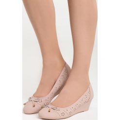 Różowe Koturny Tantalizing. Różowe buty ślubne damskie marki Born2be, z okrągłym noskiem, na niskim obcasie, na koturnie. Za 69,99 zł.