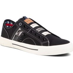 Trampki WRANGLER - Globe Slip On WM01053A Black 062. Czarne półbuty męskie Wrangler, bez wzorów, z gumy, klasyczne, bez zapięcia. Za 199,00 zł.