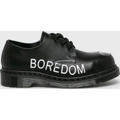 Dr Martens - Półbuty x Sex Pistols. Czarne mokasyny damskie Dr. Martens, ze skóry, na obcasie. W wyprzedaży za 599,90 zł.