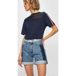 Tommy Jeans - Szorty. Niebieskie szorty damskie Tommy Jeans, bez wzorów, z bawełny, casualowe. Za 449,90 zł.