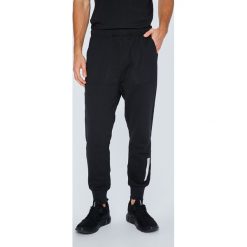 Adidas Originals - Spodnie. Czarne spodnie męskie adidas Originals, na co dzień, xl, bez wzorów, z bawełny, casualowe. W wyprzedaży za 259,90 zł.