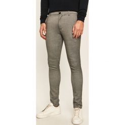 Tailored & Originals - Spodnie. Czarne spodnie męskie Tailored & Originals, na co dzień, bez wzorów, z elastanu. W wyprzedaży za 199,90 zł.