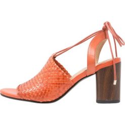 Vagabond CAROL Sandały orange. Brązowe rzymianki damskie Vagabond, z materiału. W wyprzedaży za 359,20 zł.