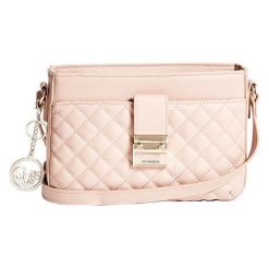 Guess Lazio Crossbody Ladies crossbody Lazio Crossbody Blush. Różowe torebki klasyczne damskie Guess, w paski, pikowane, bez dodatków. Za 521,00 zł.