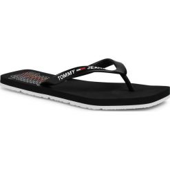 Japonki TOMMY JEANS - Square Toe Beach Sandal EN0EN00916 Black BDS. Czarne klapki damskie Tommy Jeans, bez wzorów, z jeansu, bez obcasa. Za 139,00 zł.