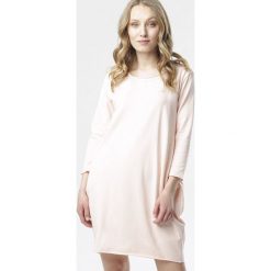 Jasnoróżowa Sukienka Adrieta. Różowe sukienki damskie Born2be, xl, bez wzorów, z dzianiny, bez kołnierzyka, bez rękawów. W wyprzedaży za 49,99 zł.