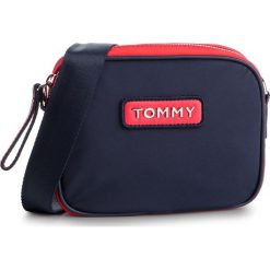 Torebka TOMMY HILFIGER - Varsity Nlyon Crossover AW0AW06296 901. Niebieskie listonoszki damskie TOMMY HILFIGER, bez wzorów, z materiału, klasyczne, bez dodatków. W wyprzedaży za 189,00 zł.