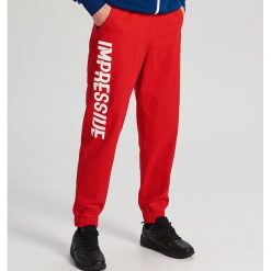 Dresowe joggery fit - Czerwony. Czerwone spodnie męskie Cropp, m, bez wzorów, z dresówki. Za 119,99 zł.