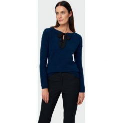 Miękki sweter z wiązaniem. Swetry damskie Greenpoint, bez wzorów, z elastanu, bez rękawów, bez kaptura. Za 139,99 zł.