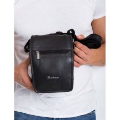 Skórzana saszetka męska torba na ramię listonoszka 5047-NDM-PA BLACK. Czarne torby męskie skórzane PIERRE ANDREUS, w paski, ze skóry, eleganckie, na ramię, małe. Za 276,90 zł.