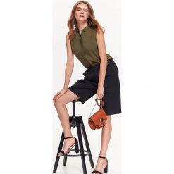 SZEROKIE SZORTY Z KANTEM. Czarne bermudy damskie marki Top Secret, na lato, eleganckie. W wyprzedaży za 39,99 zł.